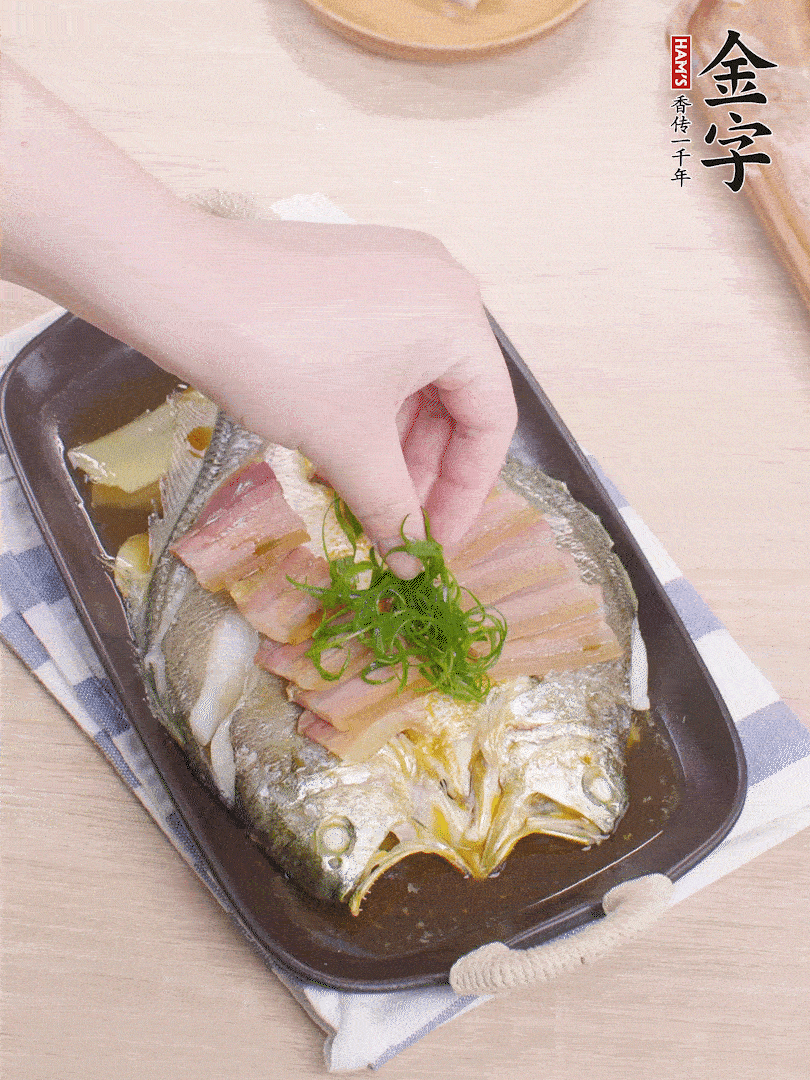 取出姜蔥，淋2勺蒸魚豉油，擺蔥絲。