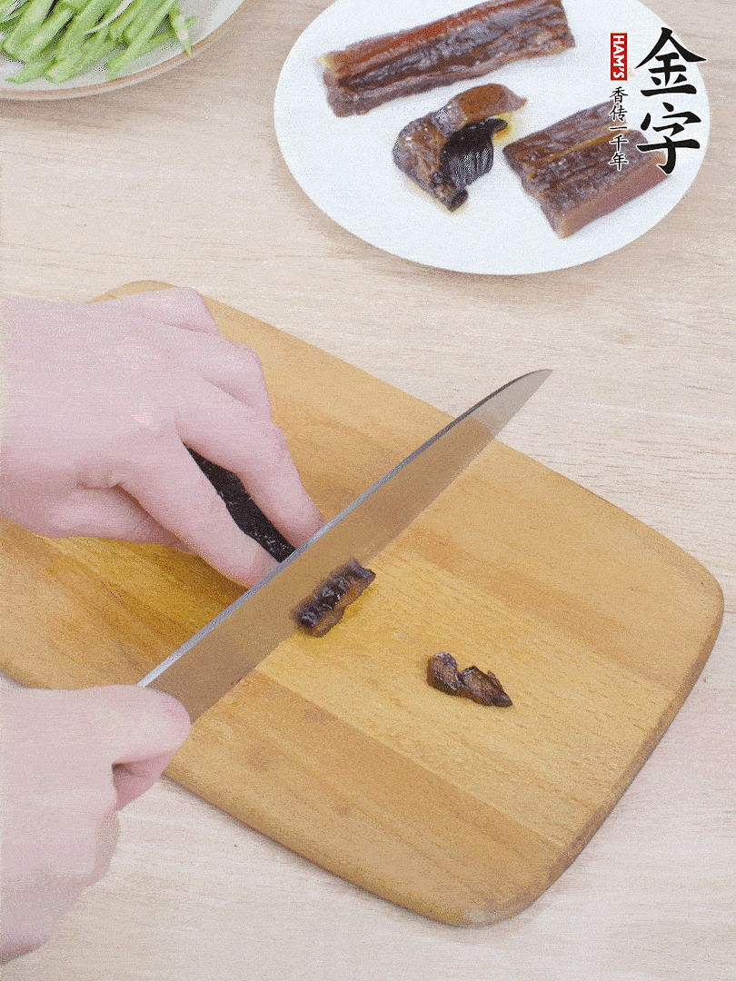 提前煮好的金字醬油肉切片。