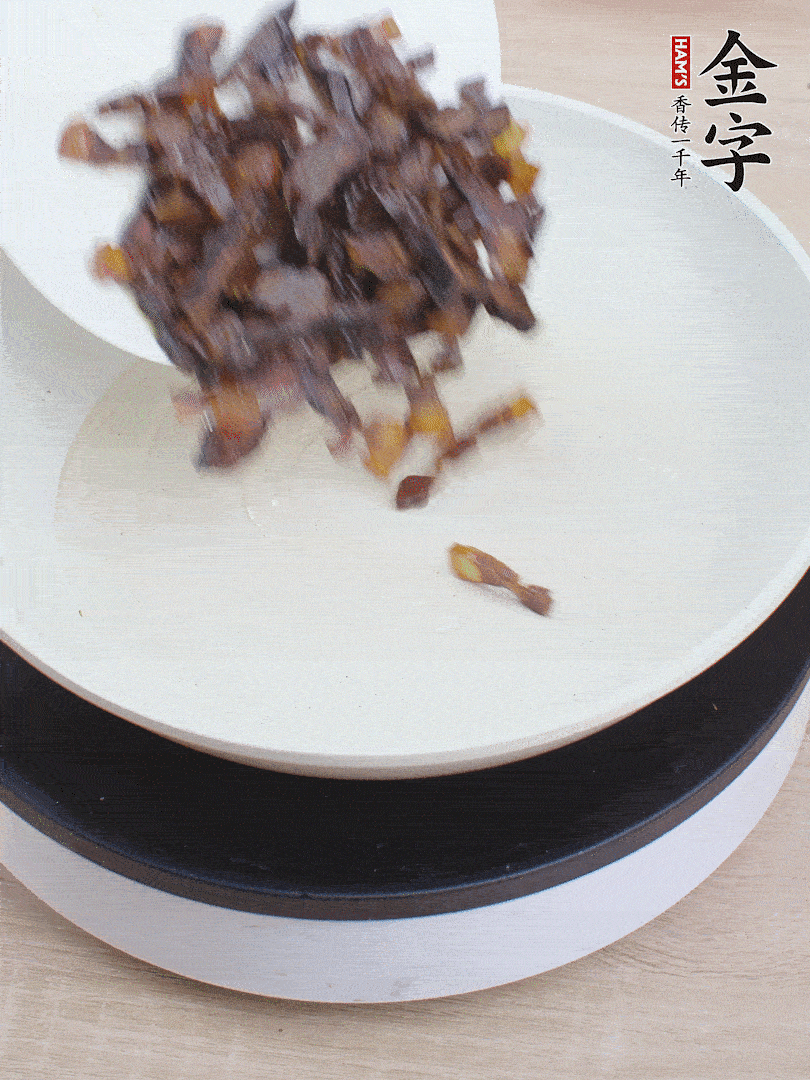 油熱倒醬油肉，編出香味。