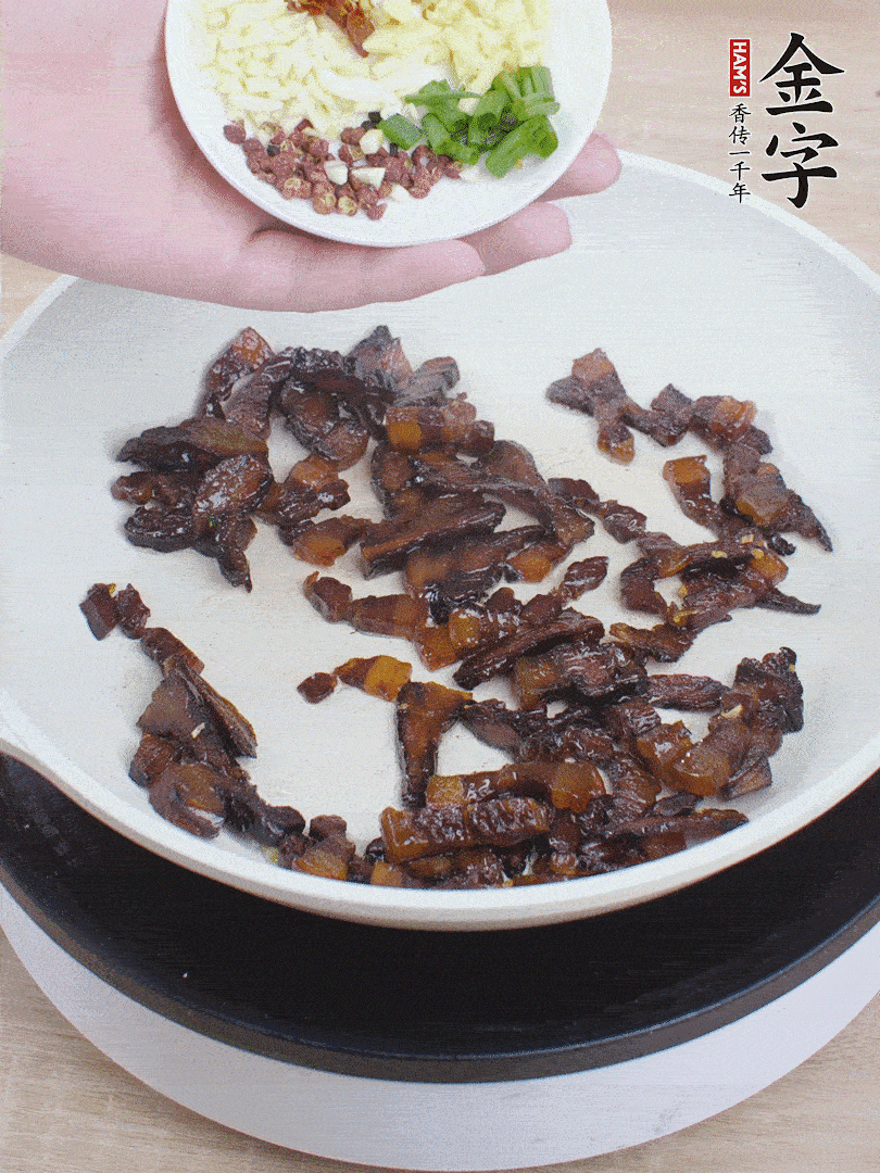 下蔥姜蒜、干辣椒、花椒粒炒香。