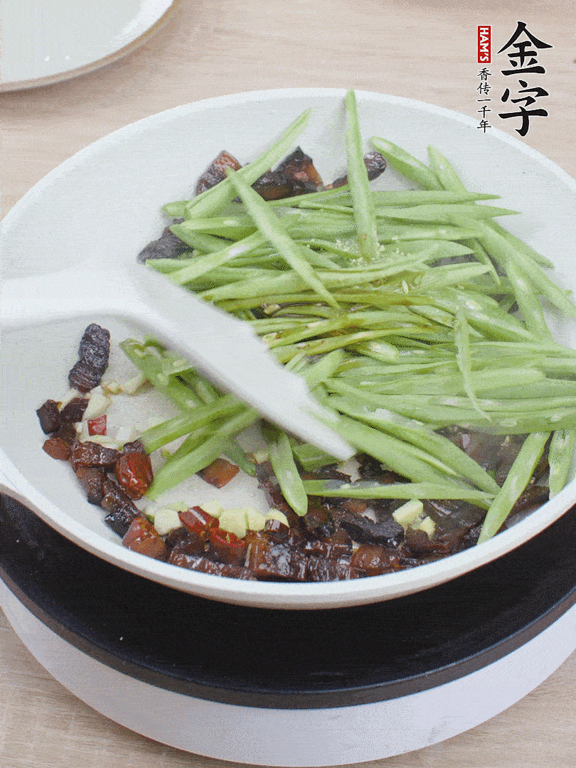 下豆角，生抽、雞精調(diào)味，炒到斷生。