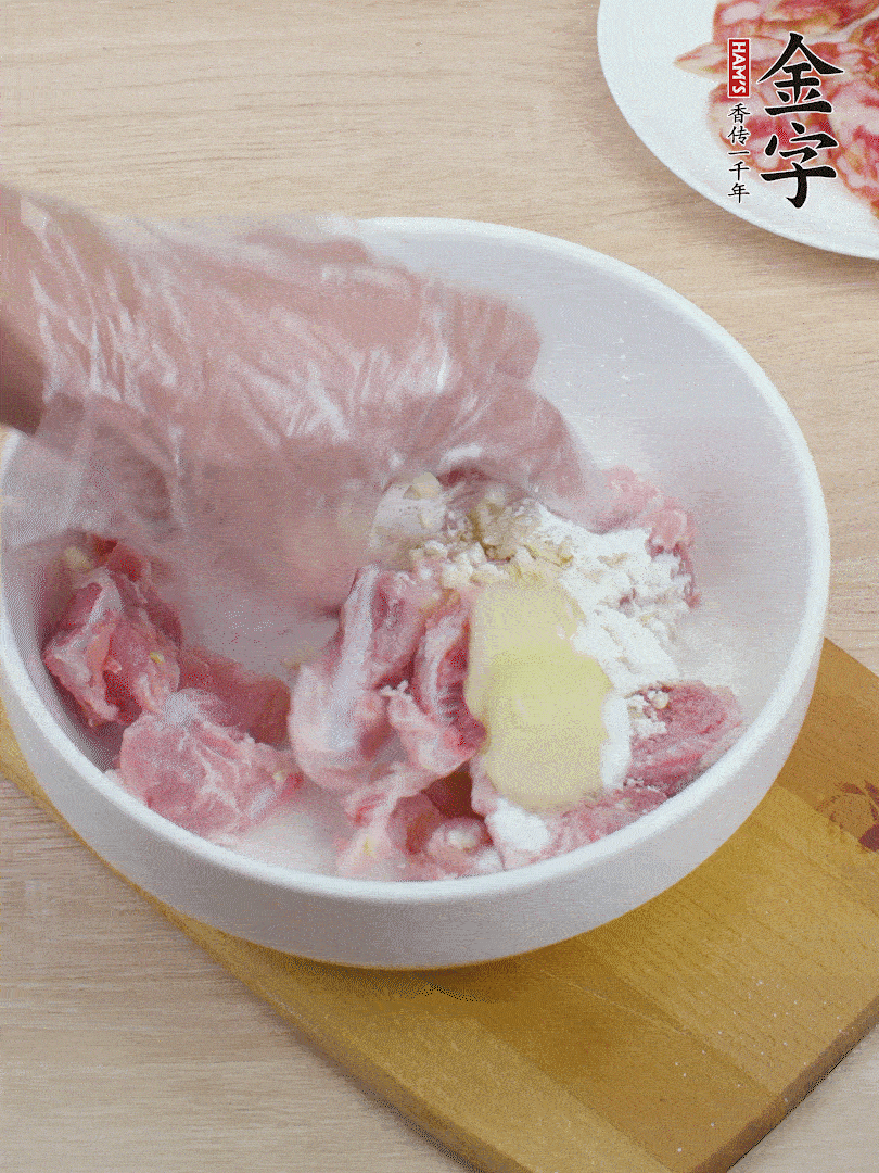 洗凈的小排，加鹽、姜、蒜末、淀粉、胡椒粉抓勻，腌制15分鐘。
