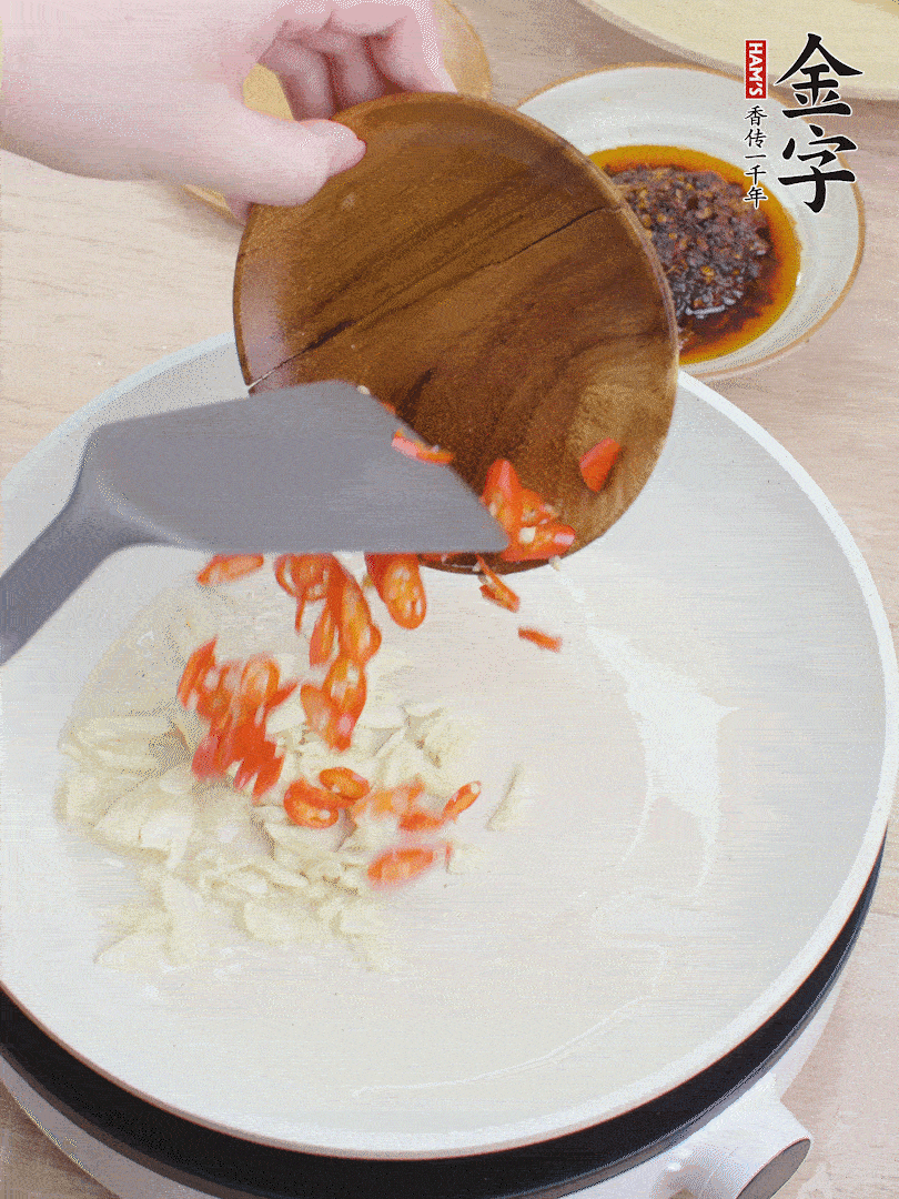油熱煸香蒜末、辣椒。