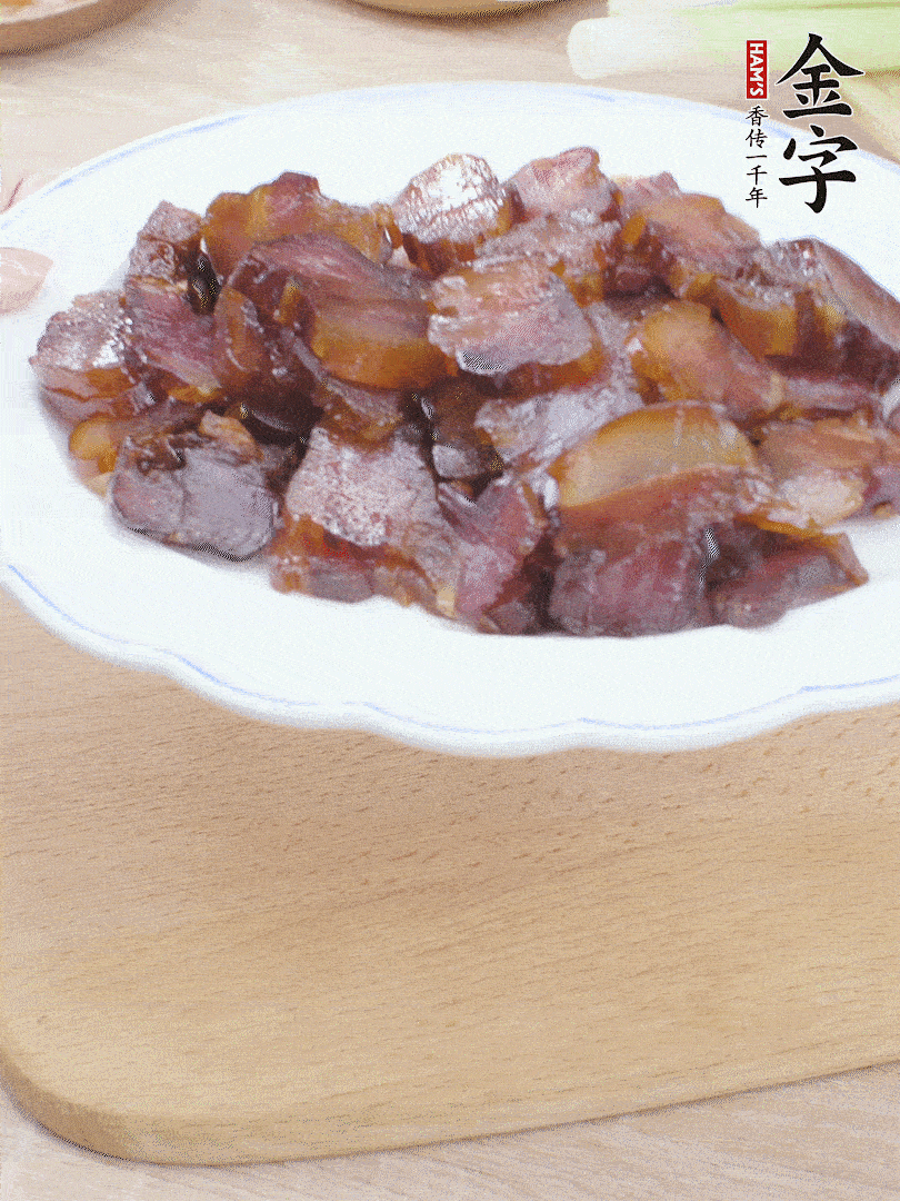 金字醬油肉水煮15分鐘，切薄片。