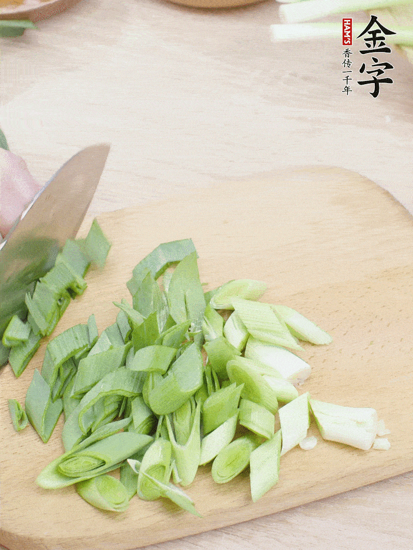 青蒜切段。（蒜白可以拍一下，再斜著切）