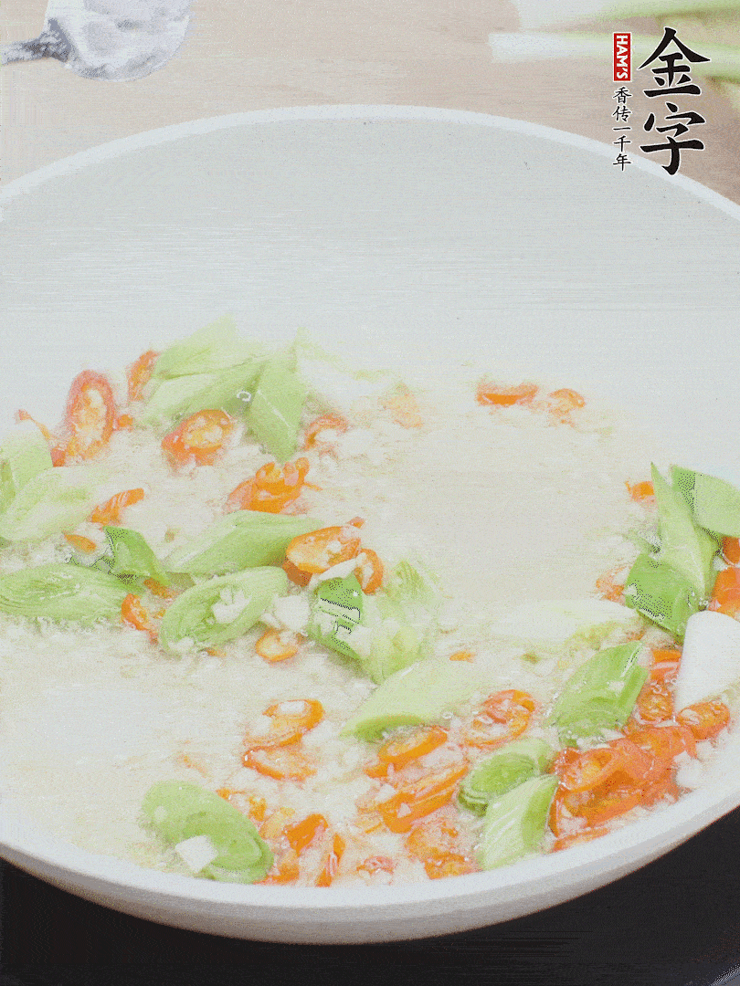 油5成熱時，下蒜末、辣椒、蒜白煸炒。