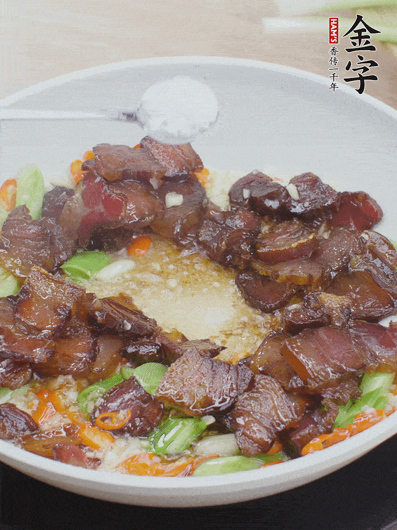 下醬油肉，一點生抽、白糖調(diào)味。