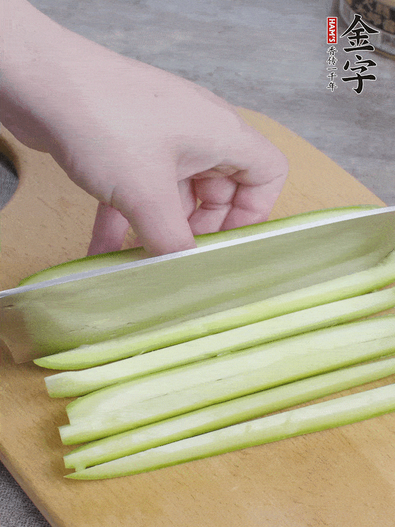 西葫蘆對半切，去瓤切條。