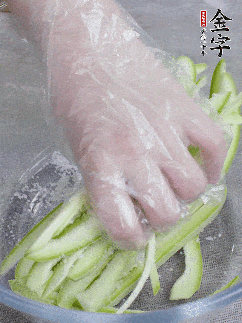 加鹽腌制15分鐘，清洗后擠干水份。
