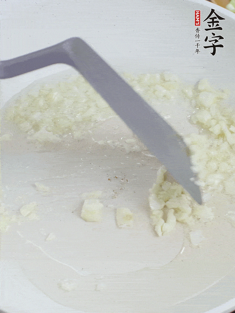 冷鍋熱油，下大蒜煎至兩面微黃。