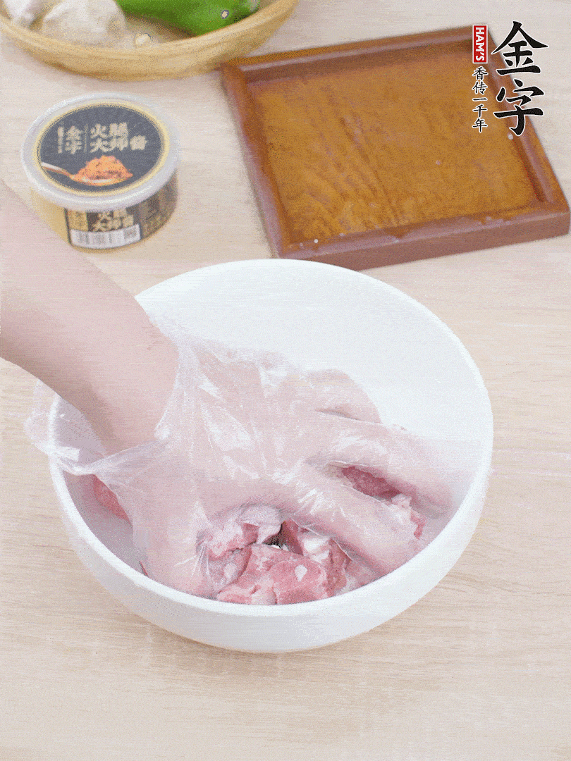 豬小排，加1勺料酒、1勺蠔油、1/3勺白胡椒粉、淀粉，抓拌均勻腌漬30分鐘。青椒去蒂去籽切塊。洋蔥去皮切塊。