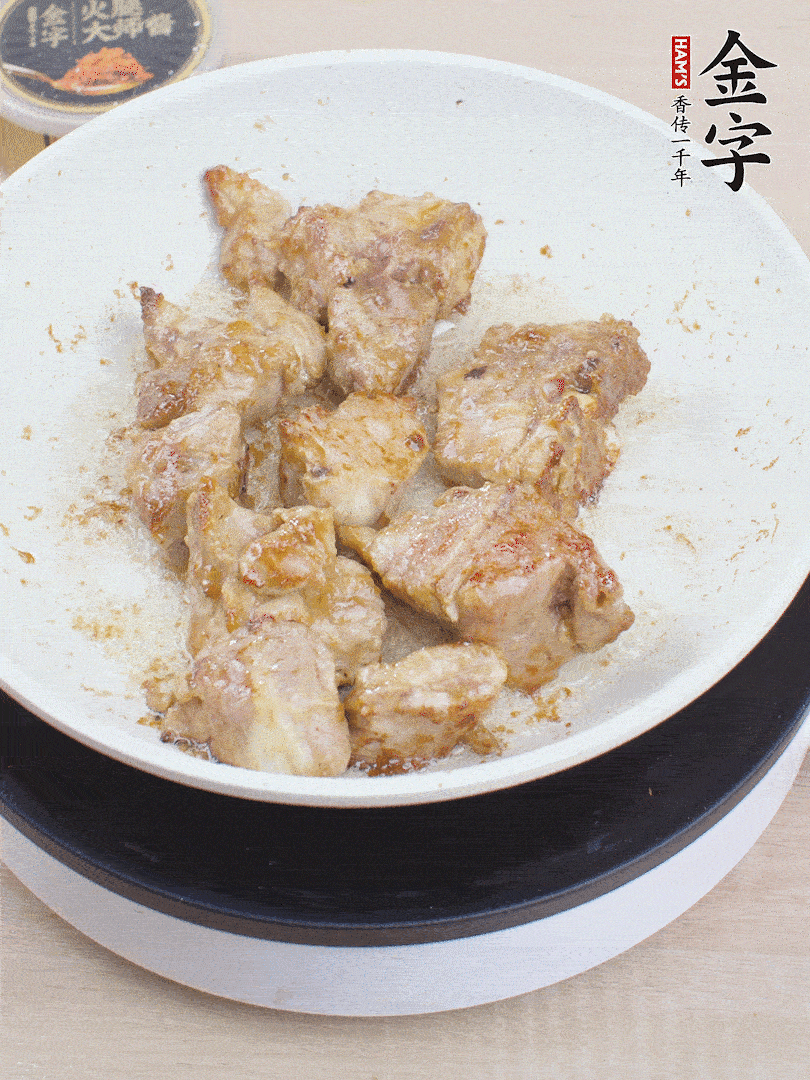 油4成熱，下小排煎炒至邊緣微微發(fā)焦。