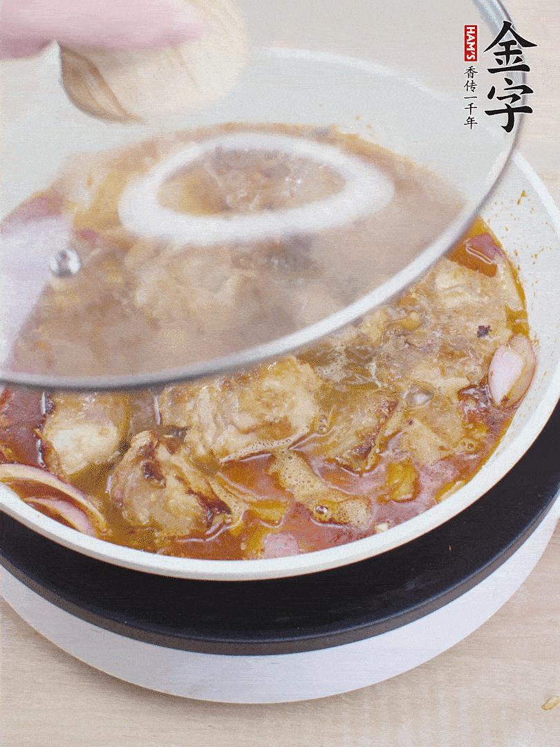 下小排翻炒，加1勺生抽、1點(diǎn)白砂糖和少許水燜2分鐘。