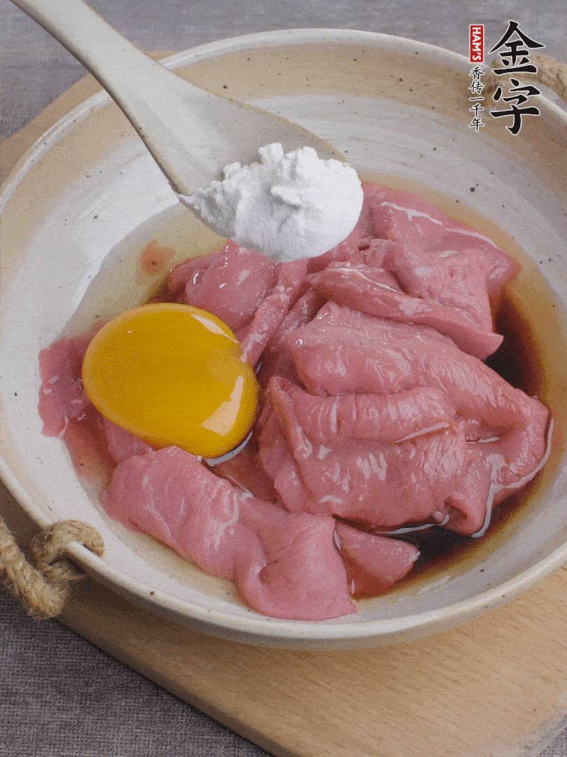 牛肉切片，雞蛋1個、水2勺、料酒1/2勺、生抽1/2勺、生粉1勺腌15分鐘。