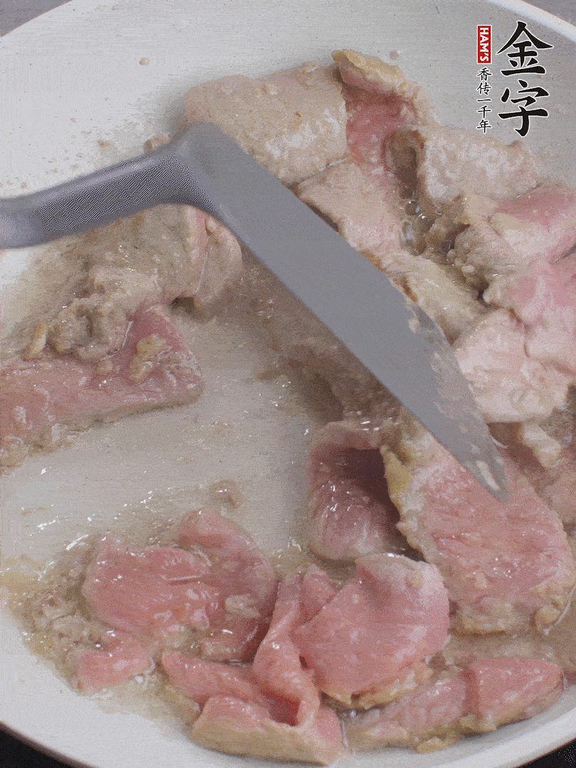 鍋中少油，下牛肉炒至變色。（盛出來）