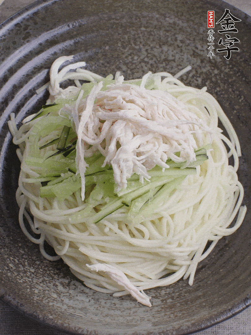 堿水面（熟）倒入大碗中，鋪上黃瓜絲、雞絲。