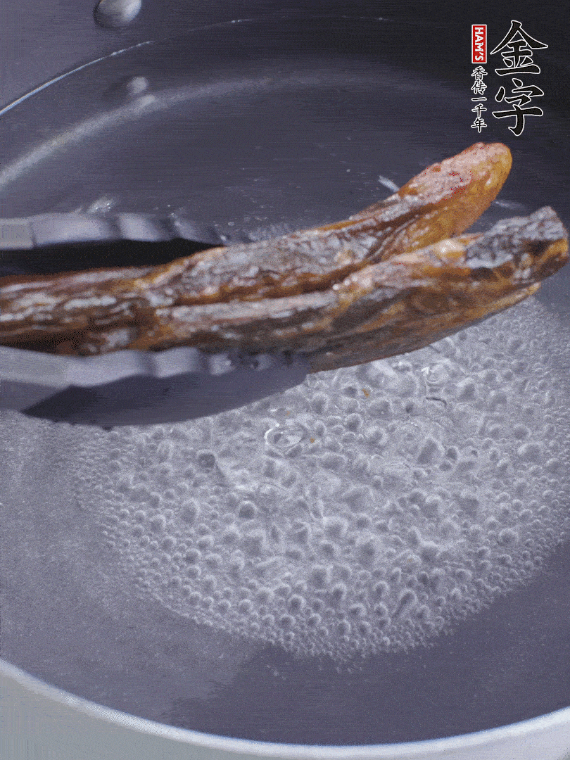 金字醬油肉水煮15分鐘，切薄片。