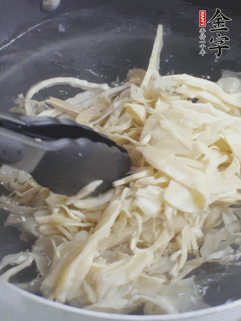 糯米筍焯水1分鐘，過涼水，擠干水份。