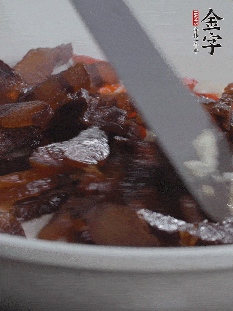 下醬油肉，煸出油脂。