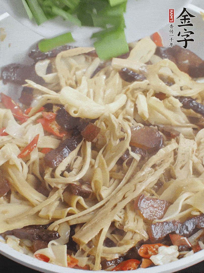 翻炒均勻，下蒜葉。