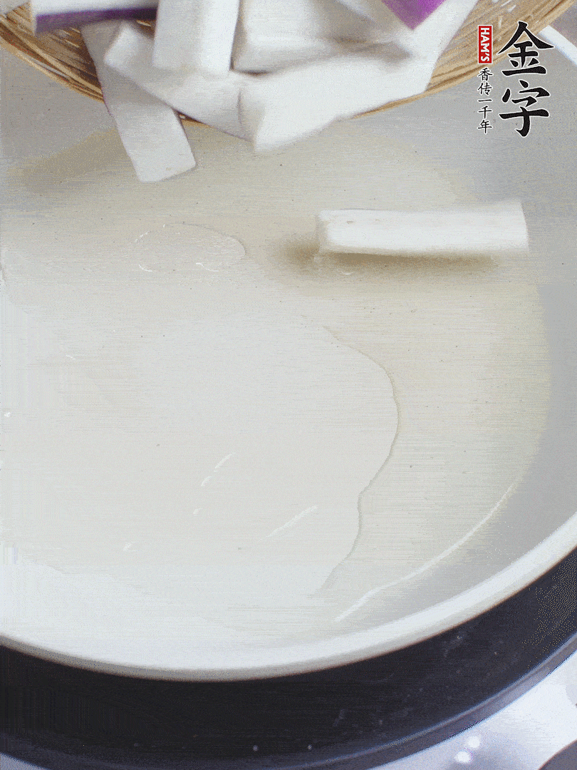 杭茄洗凈去蒂，縱向剖成4份，切成長(zhǎng)10cm左右的段。白洋蔥切絲?？谀⑾磧羧サ舯＜t椒切菱形片。