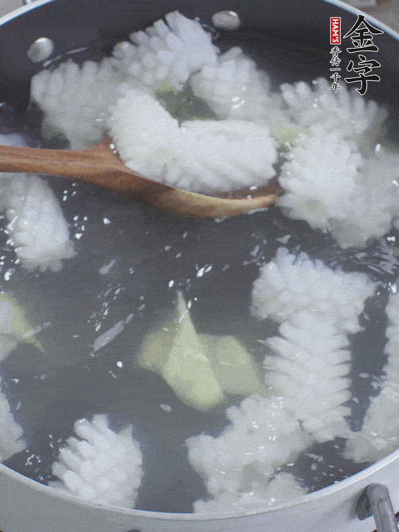 魷魚解凍后，加姜片、料酒汆燙30秒。