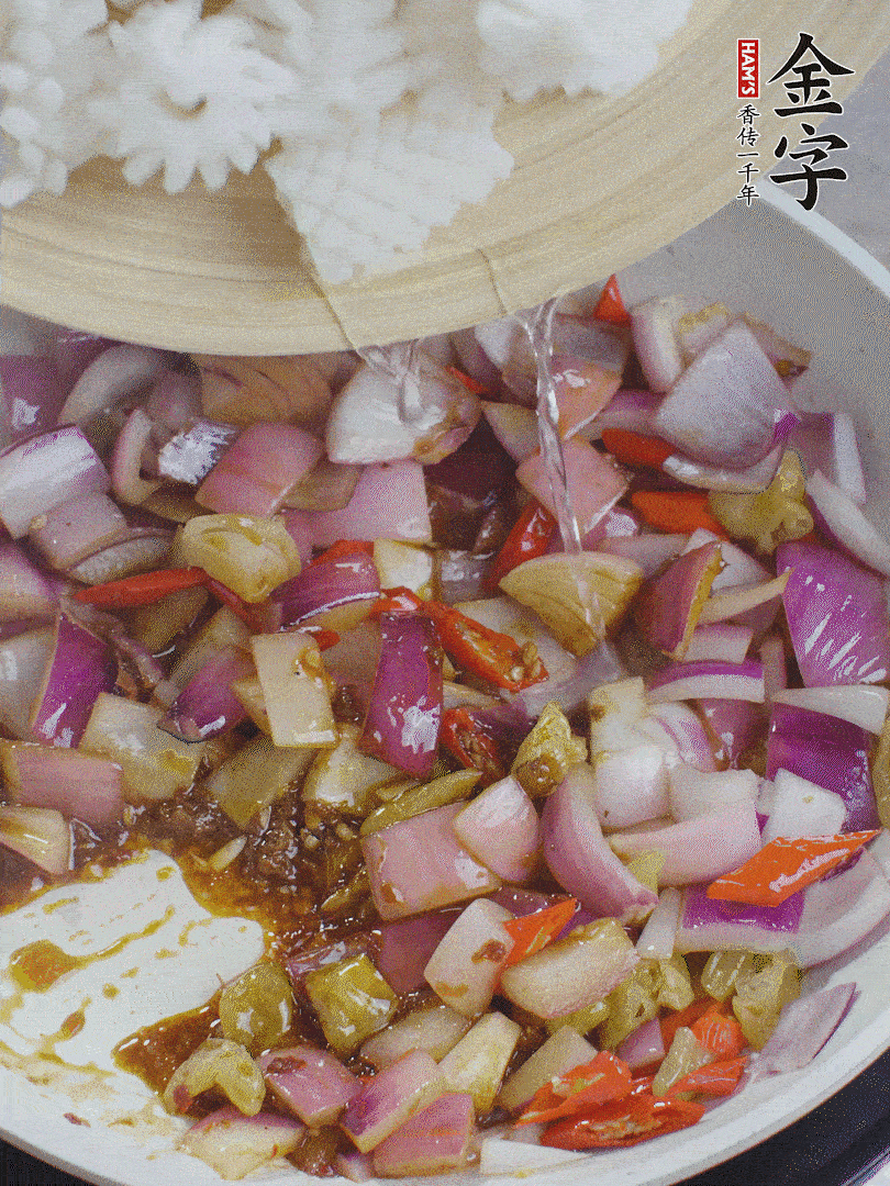 下魷魚花，2勺料酒炒勻。