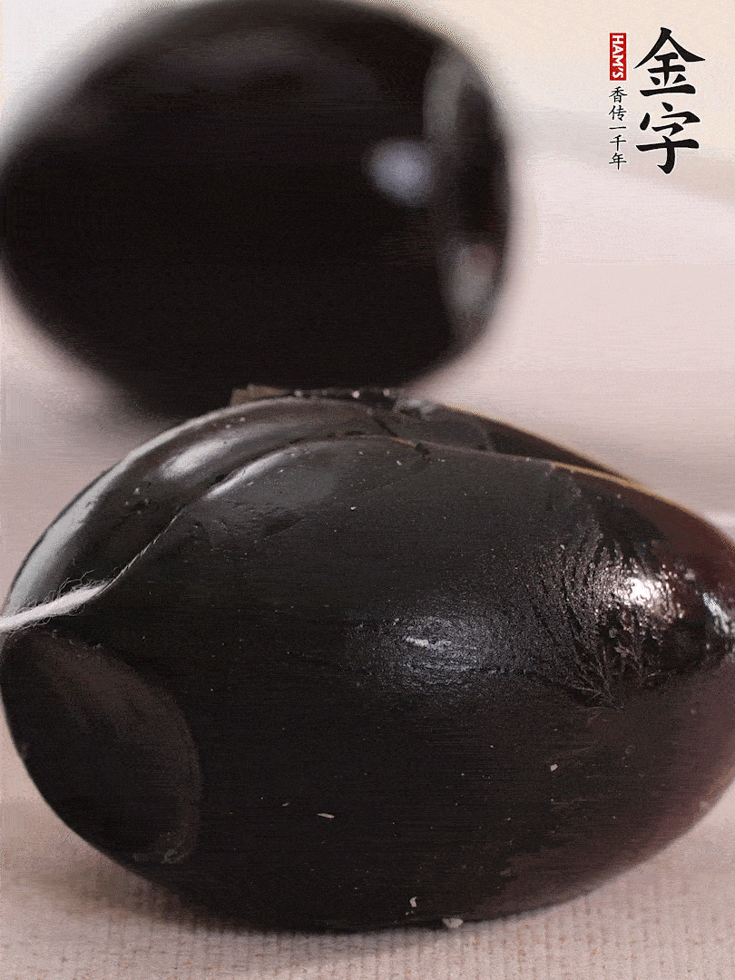 娃娃菜金針菇去跟洗凈，皮蛋改刀。