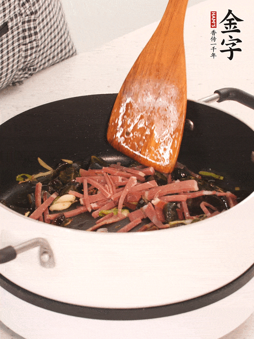 加入火腿煸炒一會(huì)，倒入開水燉煮15分鐘。