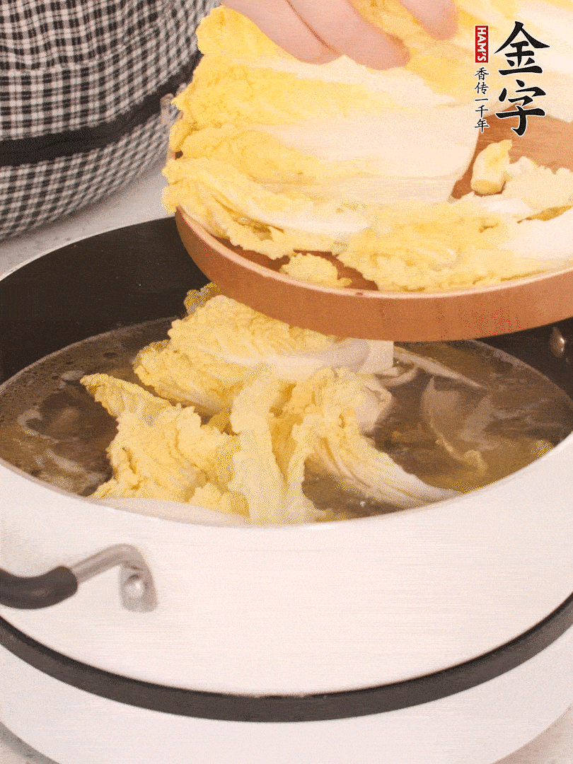 放入娃娃菜、金針菇再燉煮5分鐘。