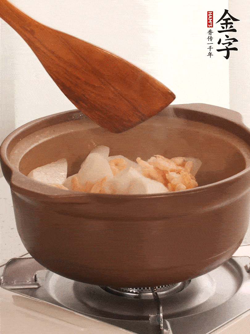 放白蘿卜、海米煸炒1-2分鐘，白蘿卜一定要先炒過再燉湯，香味更足。
