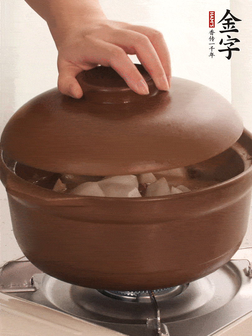 倒沒過食材的熱水，大火燒開。蓋上蓋子轉(zhuǎn)中小火，燉15-20分鐘。等蘿卜煮到喜歡的軟爛度就可以關(guān)火。