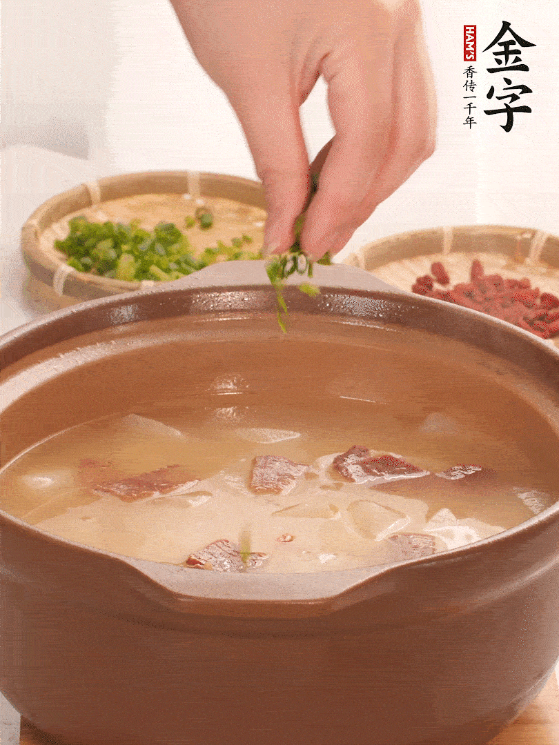 最后點綴點小蔥花、枸杞，增色提味。