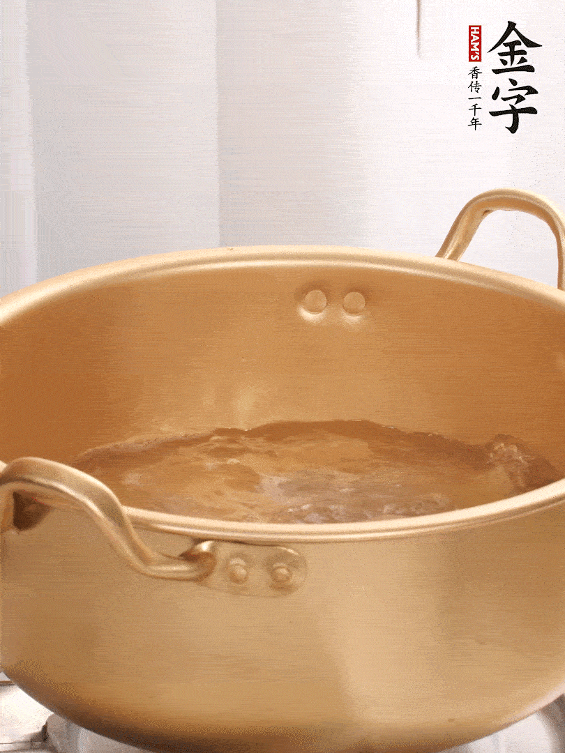 排骨加姜片、料酒，冷水下鍋焯水，撇去浮沫。