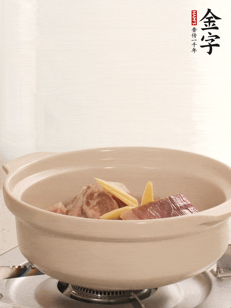 湯鍋放入排骨、火腿、姜，加適量水。煮開后轉(zhuǎn)小火燉40分鐘。