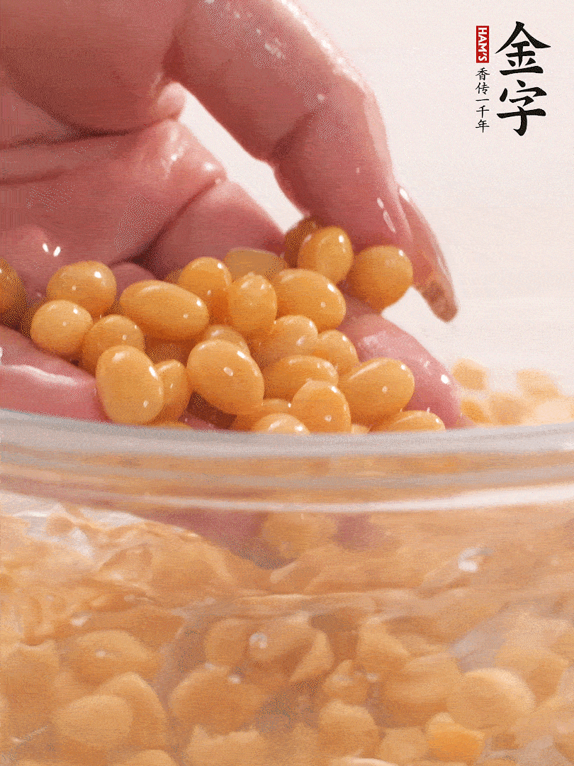 黃豆浸泡2小時，充分泡發(fā)，挑出干癟的不要。