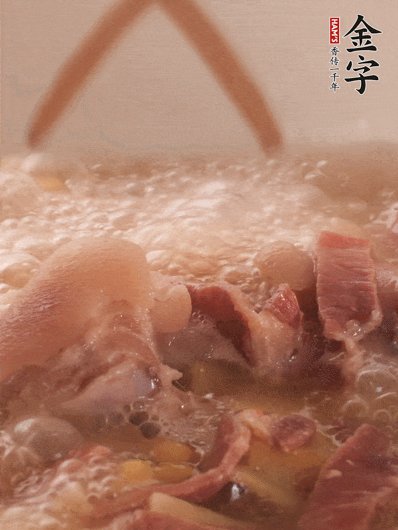 大火將水煮開后，蓋上鍋蓋，轉(zhuǎn)小火慢燉1個半小時。