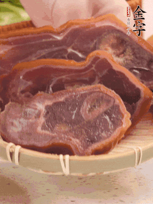 金字火腿蹄片溫水泡10分鐘。