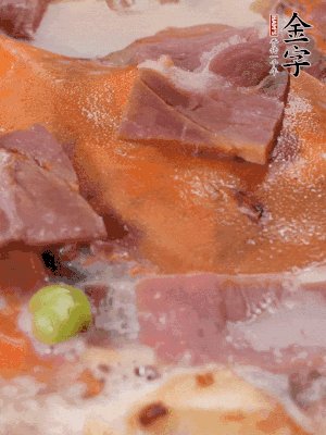 放適量料酒、清水煮到沸騰，再下蟹塊燜煮8分鐘。