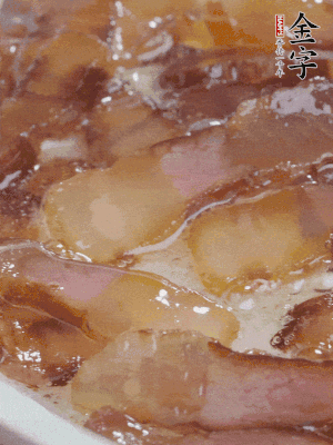 油5成熱，醬油肉煸香。