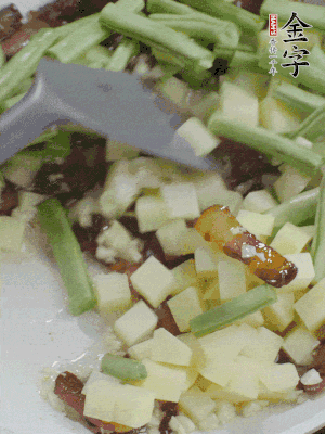 下蒜末、豆角、土豆塊翻炒。