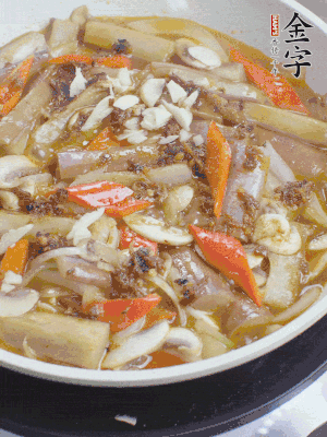 撒蒜末、香菜末。
