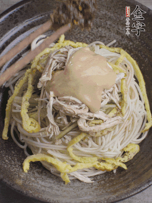 生抽1勺、醋1勺、芝麻醬1勺、金字火腿大師醬1勺。