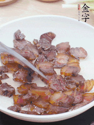 熱鍋少油，醬油肉煸出油脂，盛出。