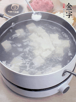 豆腐切成大小均勻正方體，鍋內(nèi)放水，加一點(diǎn)鹽焯水10秒。