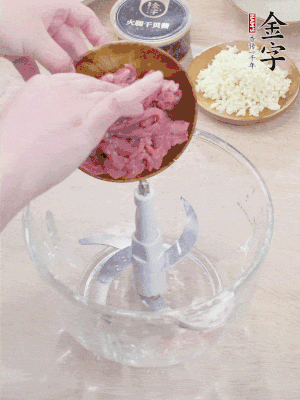 牛肉攪成牛肉泥。