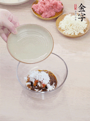 調(diào)料汁：金字火腿干貝醬2勺、剁椒1/2勺、生抽1/2勺、淀粉2勺、清水半碗。