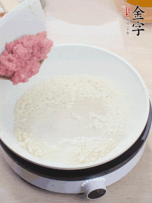 鍋內(nèi)熱油，蒜泥、牛肉泥炒至酥香。