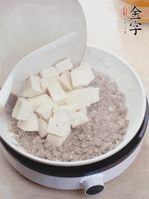 放豆腐翻拌均勻，倒料汁燜煮。