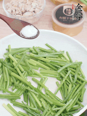 起鍋熱油，下韭菜苔炒至變色。加少許鹽。